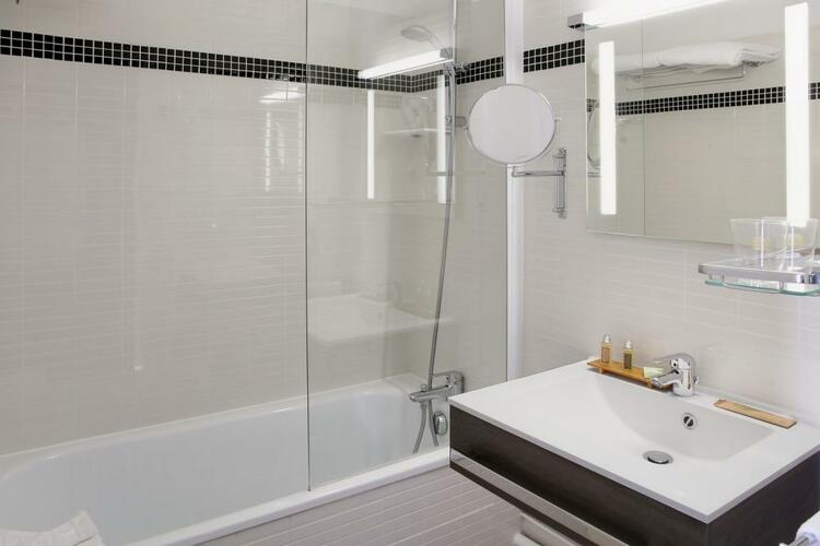 Salle de bain privative avec baignoire, sèche cheveux et produit d'accueil